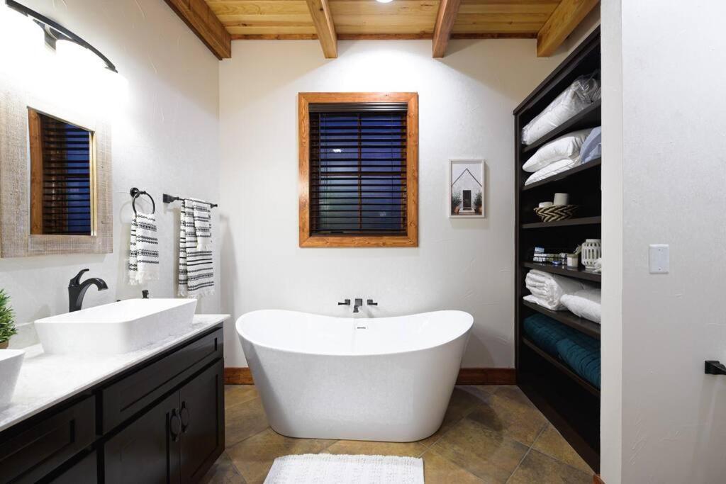 Little Dutch Cabin #3 - 12 Min To Magnolia-Baylor Bellmead Exterior foto